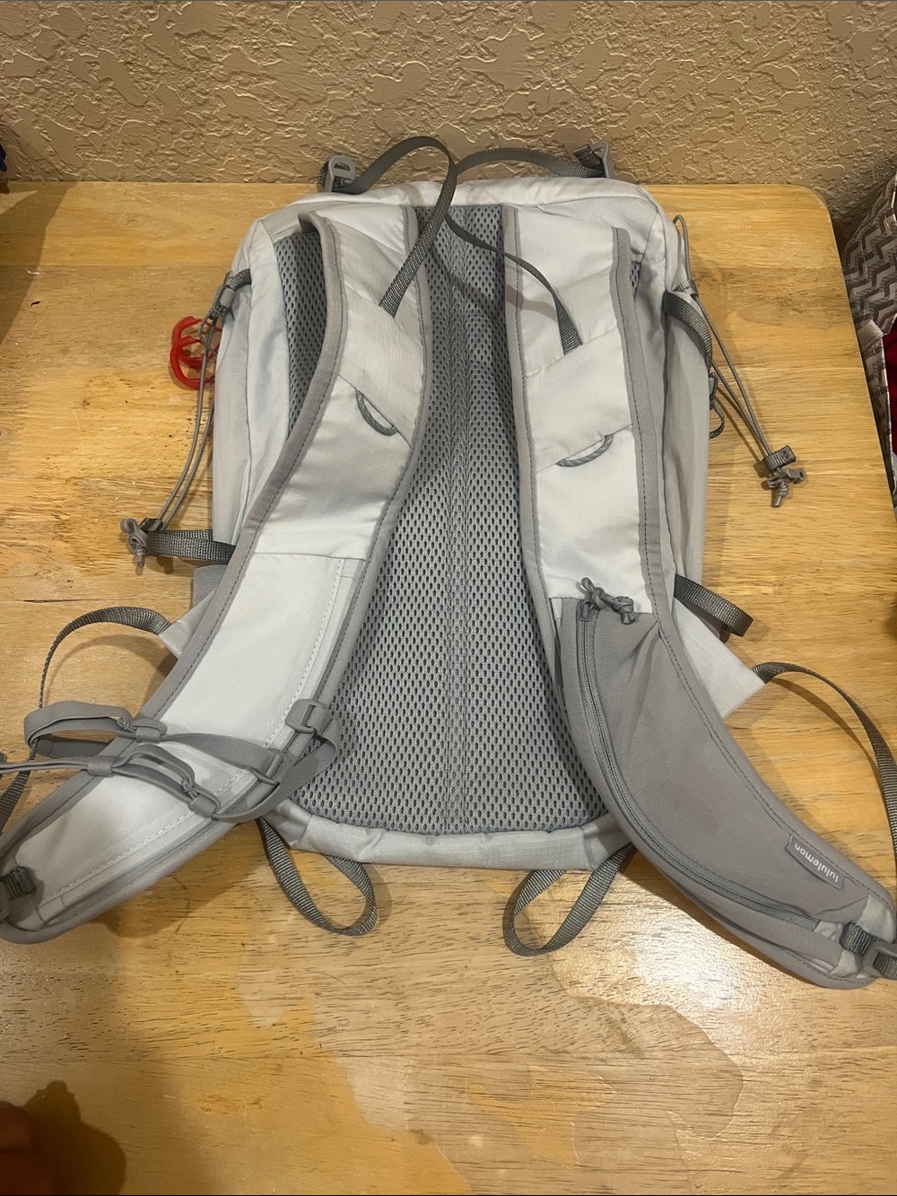 lululemon athletica Light Gray Men’s Hydration Backpack with Red Pull Tabs 10L - Picture 2 of 8
